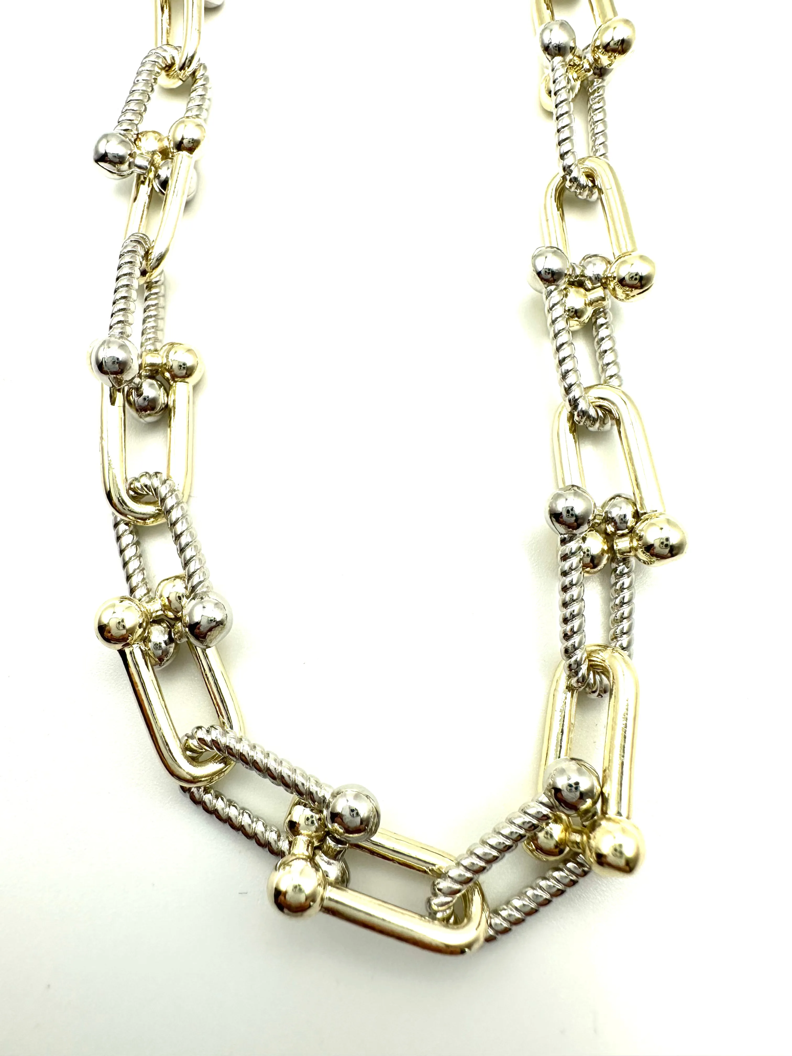 Interlocking U Necklace