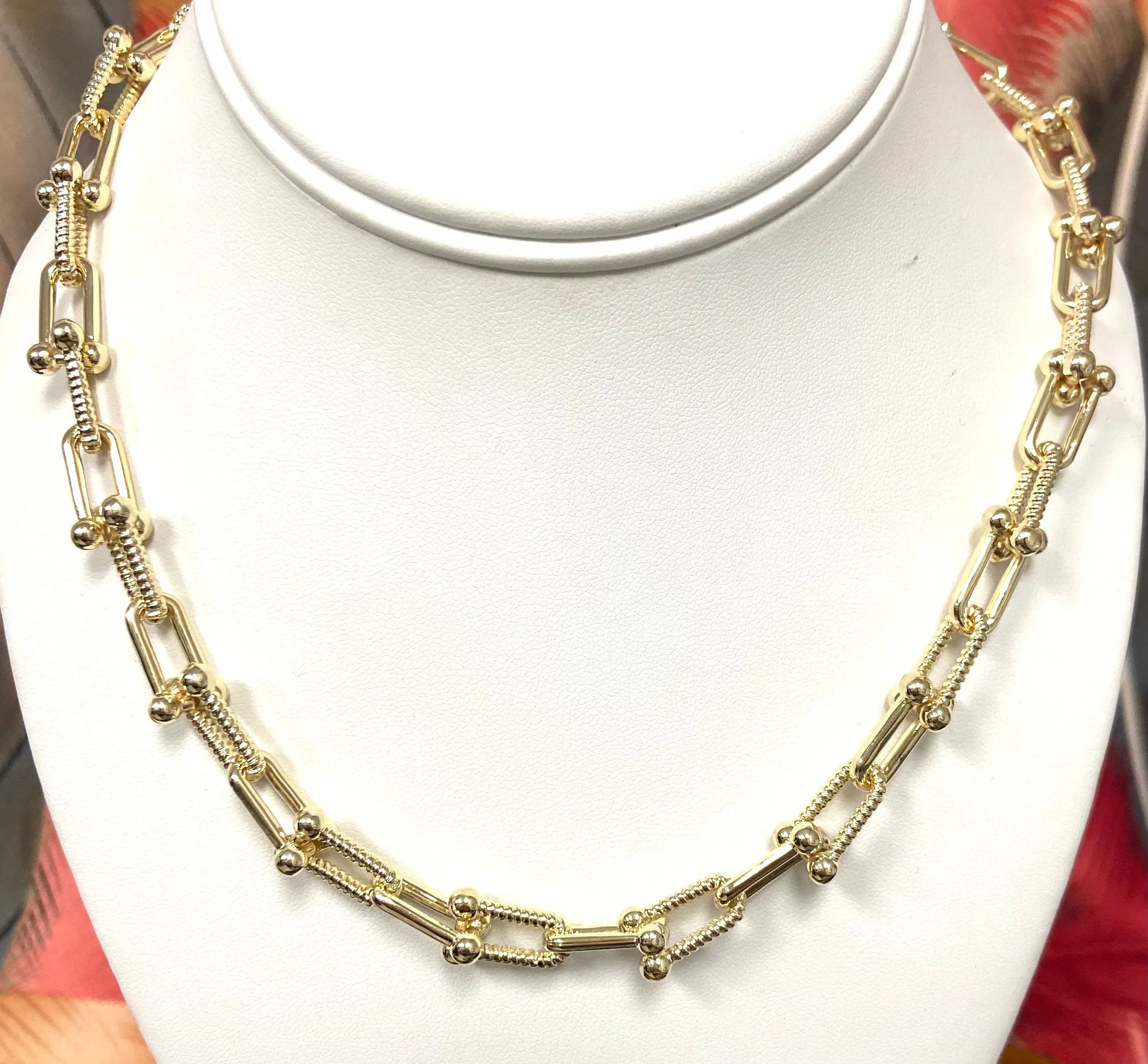 Interlocking U Necklace