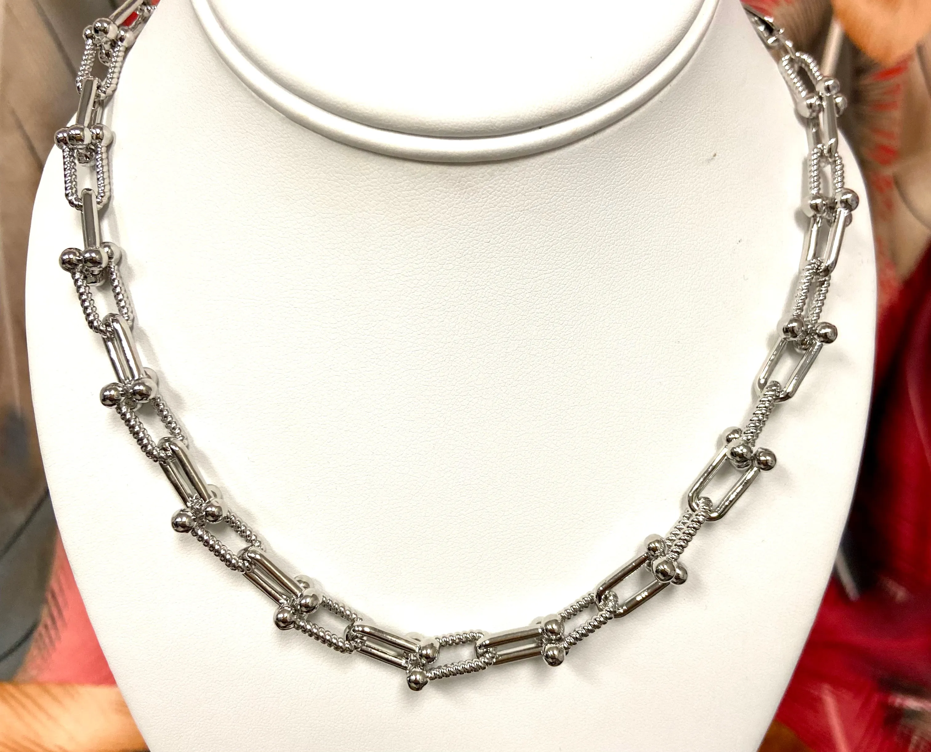 Interlocking U Necklace